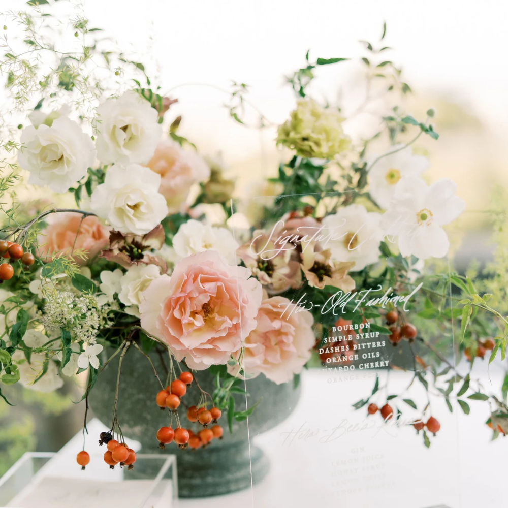 Tendances mariage 2026 : Le centre de table déstructuré et organique, star du DIY floral