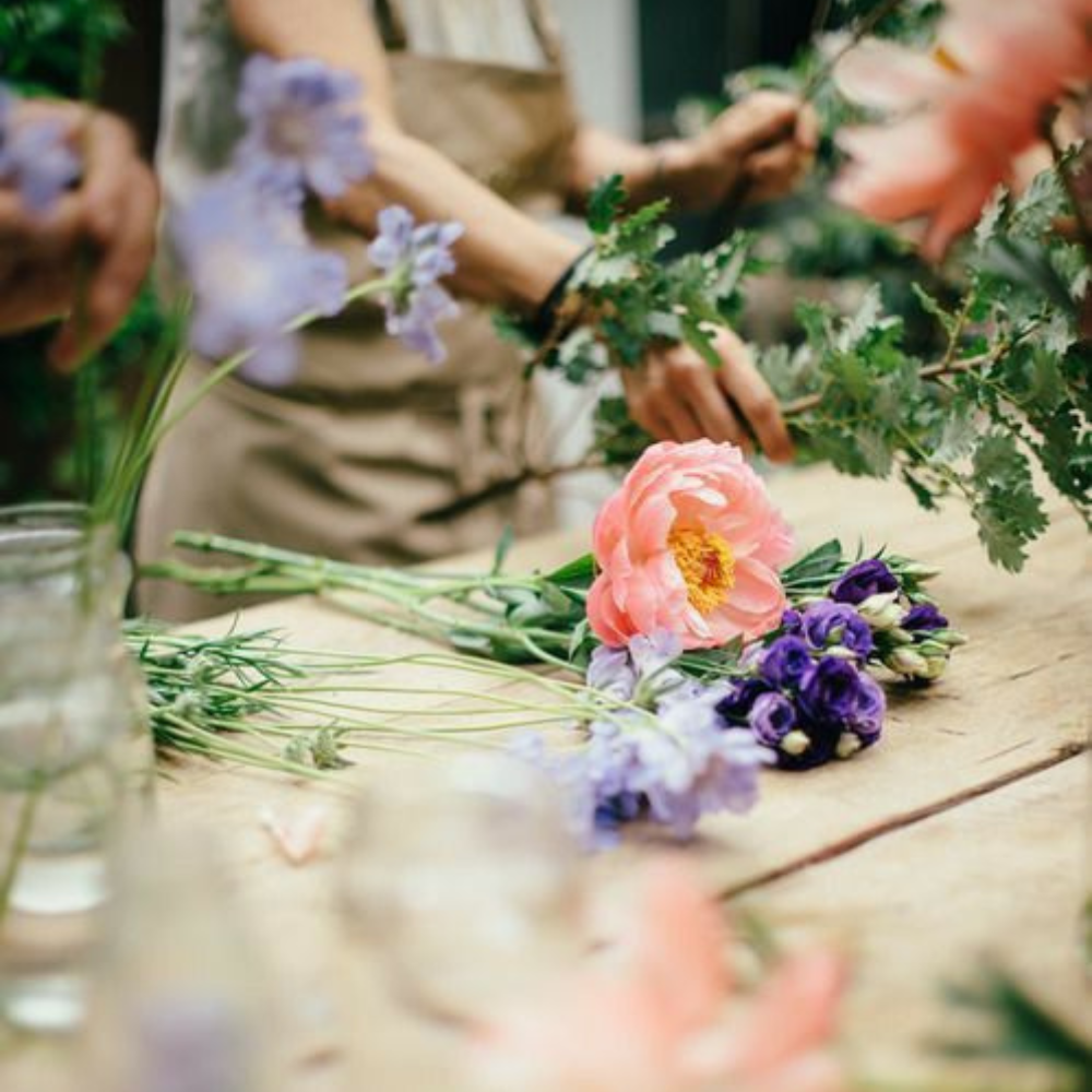 Un atelier fleurs lors du brunch de mariage : une idée DIY pleine de charme et de souvenirs