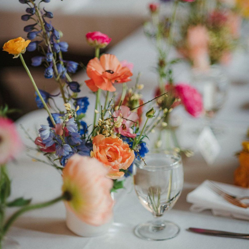 Peut-on fleurir un mariage de 100 invités avec seulement 500 € ? Le défi relevé par Wedding with Aline