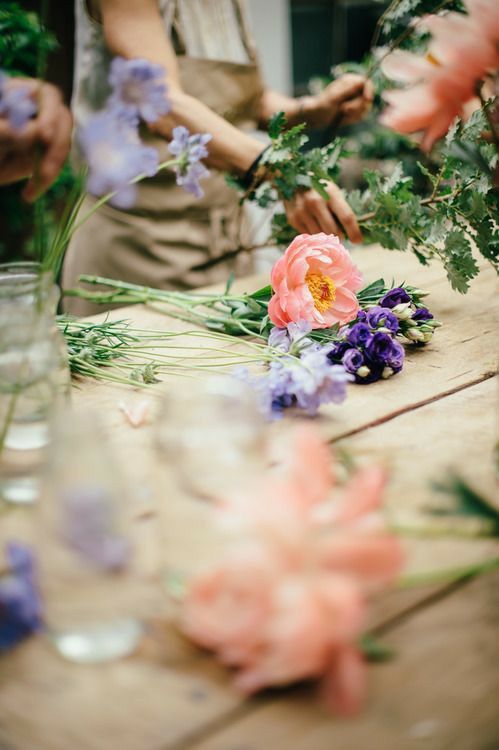 Un atelier fleurs lors du brunch de mariage : une idée DIY pleine de charme et de souvenirs