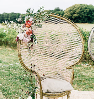 DIY : fleurir un fauteuil en osier pour votre mariage