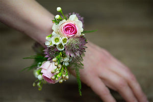 DIY : Comment réaliser un bracelet de fleurs fraîches pour mon mariage ?