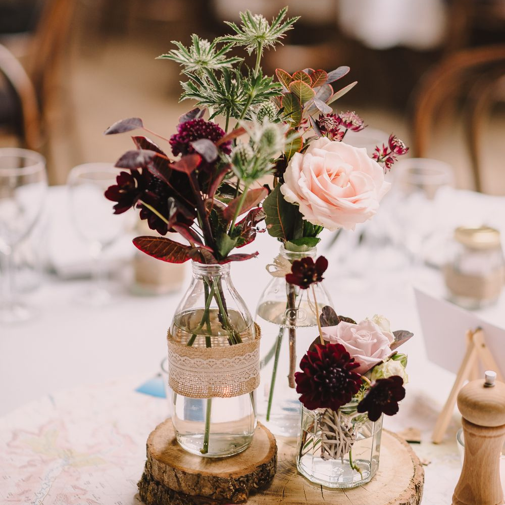 Fleurs à la botte pour un mariage DIY : petites compositions élégantes et petit budget